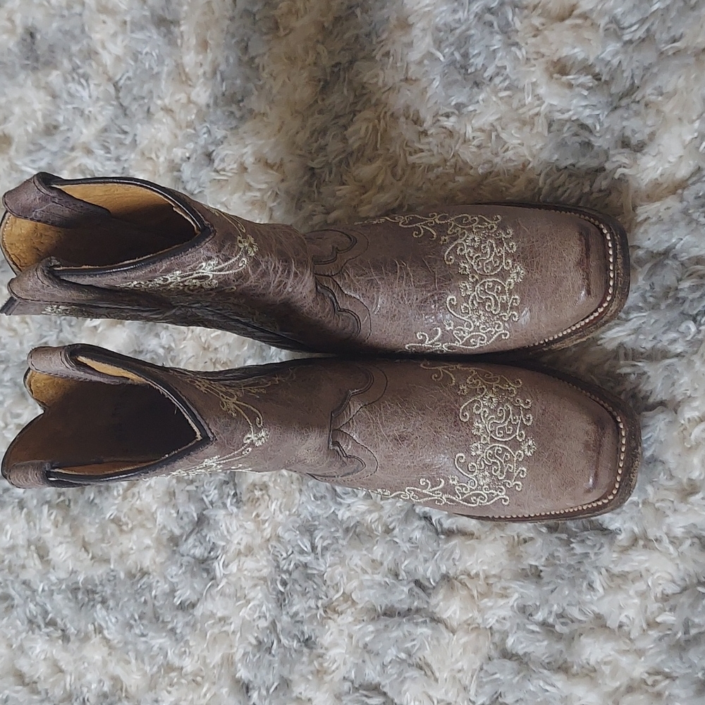 Corral boots distressed brown with embroidered floral size 11.5 girls